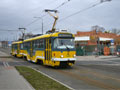 Souprava 316+243 projíždí kolem stavby zázemí terminálu Bory 17. 2. 2023