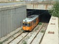 Tramvaj Duewag vyjíždí ze své podzemní smyčky Iztok 29. 7. 2004
