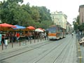 Dvoučlánkový vůz Sofia projíždí kolem jednoho z mnoha tržišť s ovocem v centru Sofie 20. 7. 2004