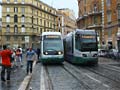 Turist� se fot� s tramvaj� na kone�n� linky �. 8 Argentina, vlevo Cityway Roma II, vpravo Cityway Roma I,  22. 5. 2011