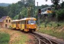 Ndhern fotografie Mry Klase, na kter lze vidt soubh tramvajov a eleznin trat