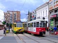 Mjen pvodn slovenskho vozu esk vroby a pvodn rakouskho vozu v centru maarskho Mikolce 24. 7. 2008