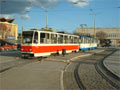 Souprava vozů T3SUCS a vůz KT8D5 na konečné Hlavná stanica 8. 4. 2004