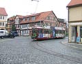 D�tsk� tramvaj (GT4 �. 166) proj�d� historickou z�stavbou u zast�vky Voigtel 14. 10. 2006
