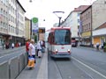 Tlnkov tramvaj N8S se stednm nzkopodlanm lnkem v zastvce Schweiggerstr. 28. 7. 2007
