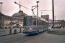 Tlnkov tramvaj N8S . 369 se stednm nzkopodlanm lnkem u hlavnho ndra, jeho rekonstrukce probh v pozad - 2. 12. 2000