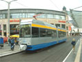 Nov� n�zkon�kladov� ��ste�n� n�zkopodla�n� tramvaj Leoliner vystaven� v zast�vce Tunnel p�i oslav�ch 110 let tramvaj� v Plavn� 12. 9. 2004