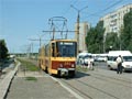 KT4 č. 202 odjíždí z konečné Bulvár Kvjateka. V pozadí stojí tramvajím konkurující maršrutky - 17. 8. 2003