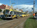 Kolona tramvají po nehodě na Karlovarské třídě 8. 8. 2005