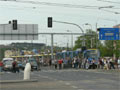 Davy cestujících hrnoucí se z kolony tramvají při zastavení tramvají po nehodě v sadech Pětatřicátníků 2. 5. 2005
Foto: F. Vaňásek