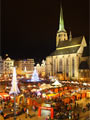 Plné náměstí v době rozsvícení vánočního stromečku 27. 11. 2011