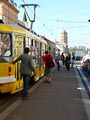 Cestující se snaží dostat do tramvaje, ale tramvaj stojící u semaforu je dovnitř nepustí - zastávka U Práce, Klatovská 6. 5. 2011