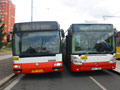 Autobusy náhradní dopravy (č. 456 a 493) v přestupní zastávce Ulice Karla Steinera 25. 8. 2012