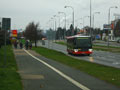Cestující jdoucí od tramvaje z Mozartovy zpět ke Geře na autobus, který jim právě ujel 29. 11. 2014