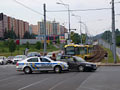 Automobil se zlomenou osou zastavil tramvaje v Bolevci 29. 5. 2016