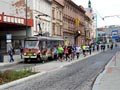 Bloudící běžci půlmaratonu běží kolem tramvaje č. 277 v zastávce Anglické nábřeží 8. 10. 2016