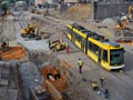 Astra 301 projíždí stavbou u nádraží 23. 5. 2017