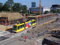 Astra č. 306 projíždí po nové provizorní trati staveništěm u nádraží 13. 6. 2017