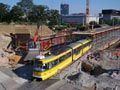 K3R-NT č. 313 projíždí po nové provizorní trati u nádraží, původní trať je již zrušena 15. 6. 2017