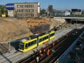 Astra č. 310 projíždí stavbou u nádraží 19. 4. 2018