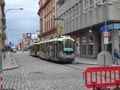 Souprava 334+335 v Solní ulici projede protisměrem ke Zvonu 21. 5. 2024