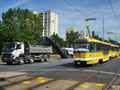 T3R.PLF č. 329+330 přijíždí k zastávce Okounová 14. 7. 2025