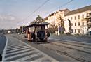 Gumotlačka přejíždí přes sady Pětatřicátníků ke druhému esíčku do Zbrojnické ulice