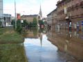 Stále zaplavená tramvajová zastávka Anglické nábřeží, Pražská 14. 8. 2002 - 9:00 hod 