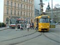 Přestup s tramvaje na autobus U Zvonu, při výluce 24. 4. 2004