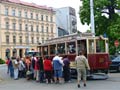 Davy lidí obklopují historického Křižíka v místě nástupu U Zvonu 
14. 6. 2008