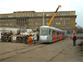 Nakládání prototypu tramvaje Škoda 14T při odvozu z plzeňské vozovny Slovany do Prahy - 10. 12. 2005