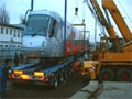 Nakládání prototypu tramvaje Škoda 14T při odvozu z plzeňské vozovny Slovany do Prahy - 10. 12. 2005