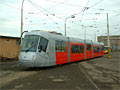 Tramvaj Škoda 14T najíždí na tzv. šrotovací kolej, která je bez trolejového vedení a kde bude naložena na návěs - 10. 12. 2005