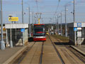 Škoda 15T na zkušební jízdě přijíždí do zastávky Plzeňka 18. 3. 2009