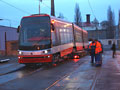 Škoda 15T při spouštění z podvalníku na dvaadvacáté koleji vozovny Slovany 5. 3. 2009