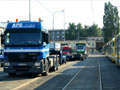 Nakládka tramvaje 26T při odvozu z vozovny Slovany zpět k výrobci 7. 7. 2013