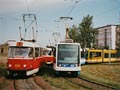 Souprava T3 173+176 spolu se soupravou Aster 300+301 na konečné Skvrňany při zkušebních jízdách 12. 8. 1999
Foto: J. Trnka