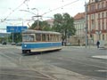 Historická tramvaj T1 č. 121 v sadech Pětatřicátníků na zvláštní lince D1 pro odvoz návštěvníků na Den otevřených dveří 12. 6. 2004