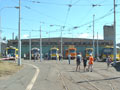 Tramvaje vystavené ve vozovně Slovany v obležení návštěvníků při dni otevřených dveří 18. 6. 2005