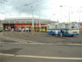 Pohled na vystavená vozidla, včetně soukromého historického autobusu ŠL 11 ve vozovně Slovany 17. 6. 2006