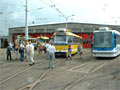 Návštěvníci si prohlížejí vystavené vozy ve vozovně Slovany 17. 6. 2006