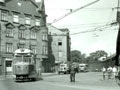 T1 č. 105 odbočuje z bývalé Nádražní ulice k nádraží asi v šedesátých letech, autor neznámý