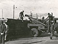 Křižíkův vůz č. 8 při zkoušce převrácení a nakolejování vozu, patrně ke konci provozu těchto vozů, foto: sbírka M. Plzák