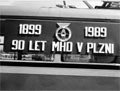 Cedule upozorňující na výročí na voze T1 č. 121 v červnu 1989, foto: J. Rieger