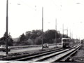 Vůz T1 klesá po Karlovarské třídě krátce po zprovoznění tramvajové trati v září 1980, foto: M. Pavlas 