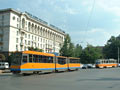 Modernizovan vz Sofia s nzkopodlanm lnkem nsledovan vozem T6A2 -  centrum msta 20. 7. 2004