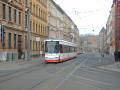 Nzkopodlan tramvaj GT6 N Man v centru msta (Neumarkt)