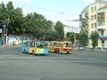 Tramvaj KT4 a s trolejbusem Ziu 9 na ploadi Jurije Gagarina 17. 8. 2003