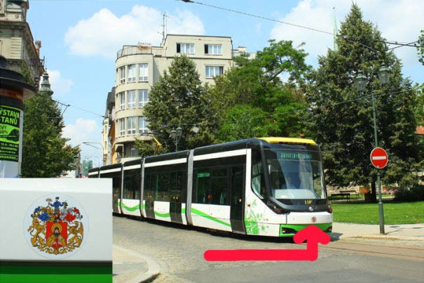 Vůz 26T pro město Miskolc testovaný v Plzni měl na sobě znaky města Miskolc