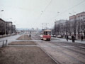 Vůz č. 115 při poslední jízdě vozů T1 v Plzni na Slovanské aleji zatahuje do vozovny 4. 4. 1987
Foto: M. Režný